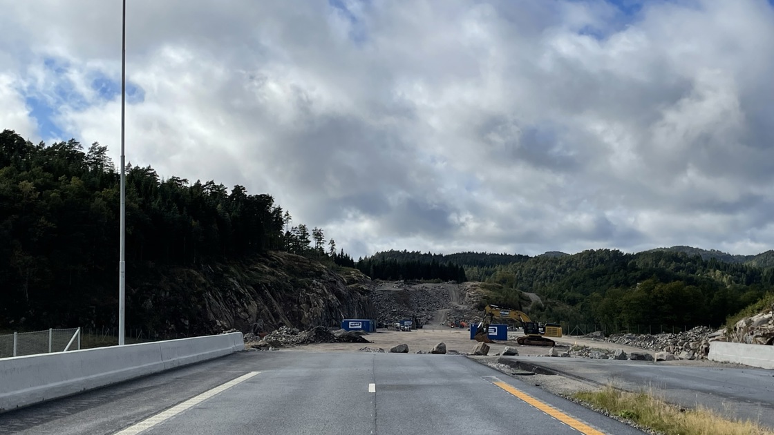 Nye Veier og Hæhre Entreprenør AS har signert avtalen som markerer byggestart for utbygging av E39 mellom Mandalskrysset og Blørstad i Lindesnes kommune.