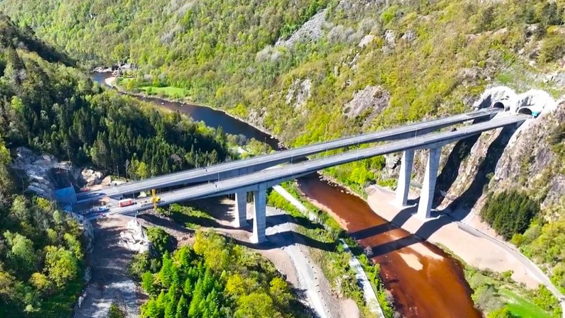 Kvellandsbrua er 305 meter lang og den høyeste i Agder med sine 70 meter over elva Lygna. Bildet er fra mai i år.