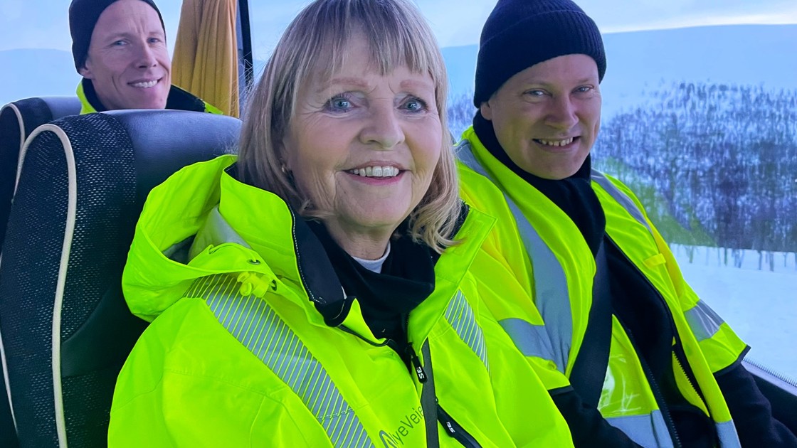 Nye Veiers administrerende direktør, Anette Aanesland inviterte med samferdselsminister Jon-Ivar Nygård på busstur over og gjennom E6 Kvænangsfjellet. Bak sitter Nye Veiers utbyggingsdirektør Espen A