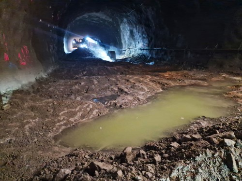 Fjerning av bunnrensk i Bjønnåstunnelen, før det skal kjøres inn sorterte steinmasser med riktig kvalitet senere. Foto: Jony Moen