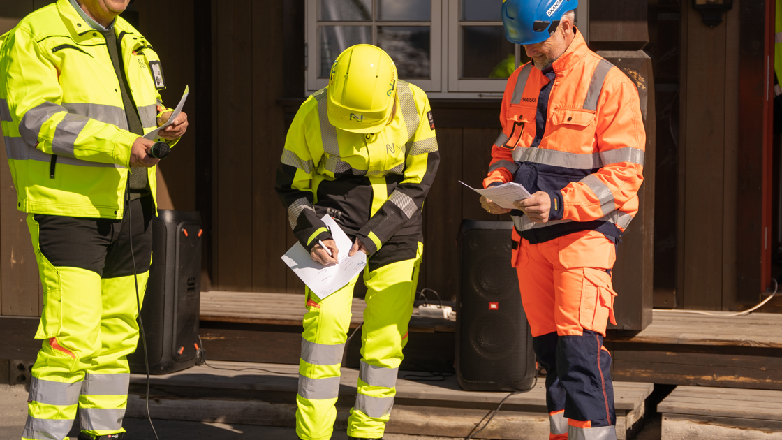 Nye Veier og arbeidsfellesskapet Skanska Syltern ANS signerer kontrakten før byggestart (JVSSANS). F.v: Lars Bjørgård, prosjektsjef Nye Veier, Anette Aanesland, adm.dir Nye Veier og Stein Ivar Helles