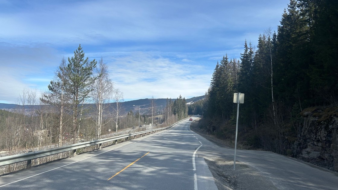 Her stopper det, like sør for Hunderfossen. Gjøvik Graveservice skal prosjektere og bygge en ca to kilometer lang gang- og sykkelvei langs fylkesvei 2522 mellom Midtskog til Måkrudgutua i Øyer kommun