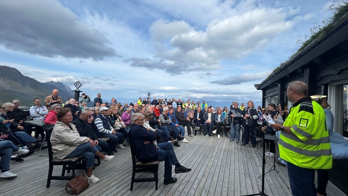 Prosjekfsjef Lars Bjørgård i Nye Veier ønsket velkommen. Korpset fra Kulturskolen i Kvænangen kommune spilte for forsamlingen i det fine været før vinden tiltok, og arrangementet ble flyttet innendør