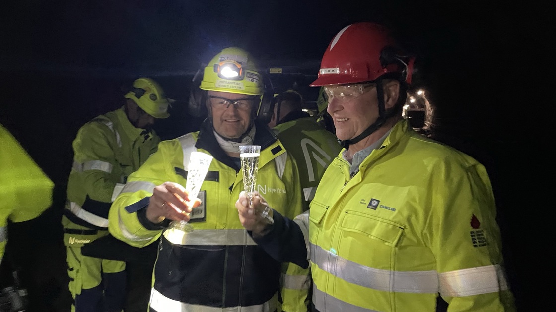 Ordfører i Lyngdal, Jan Kristensen og Nye Veiers prosjektsjef Harald J. Solvik sprudlet om kapp med de alkoholfrie boblene man skålet med på røysa, i pur glede over vellykket gjennomslagssalve og pas