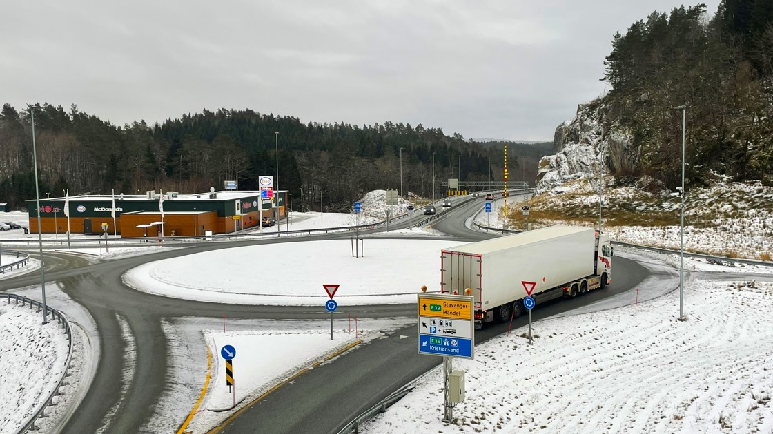 Tilførselsvei: Fra Mandalskrysset er det bygget tilførselsvei til sentrumsnært Mandal, hvor nybygd E39 kobles sammen med resterende E39.