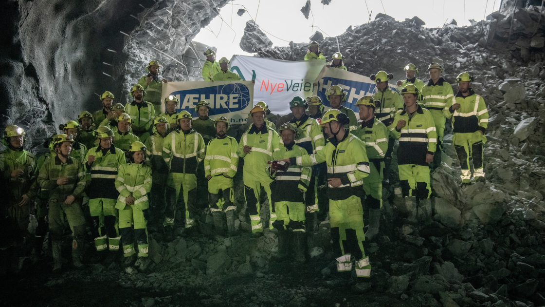 Tunneldrivelaget samlet på røysa inne i Åstunnelen