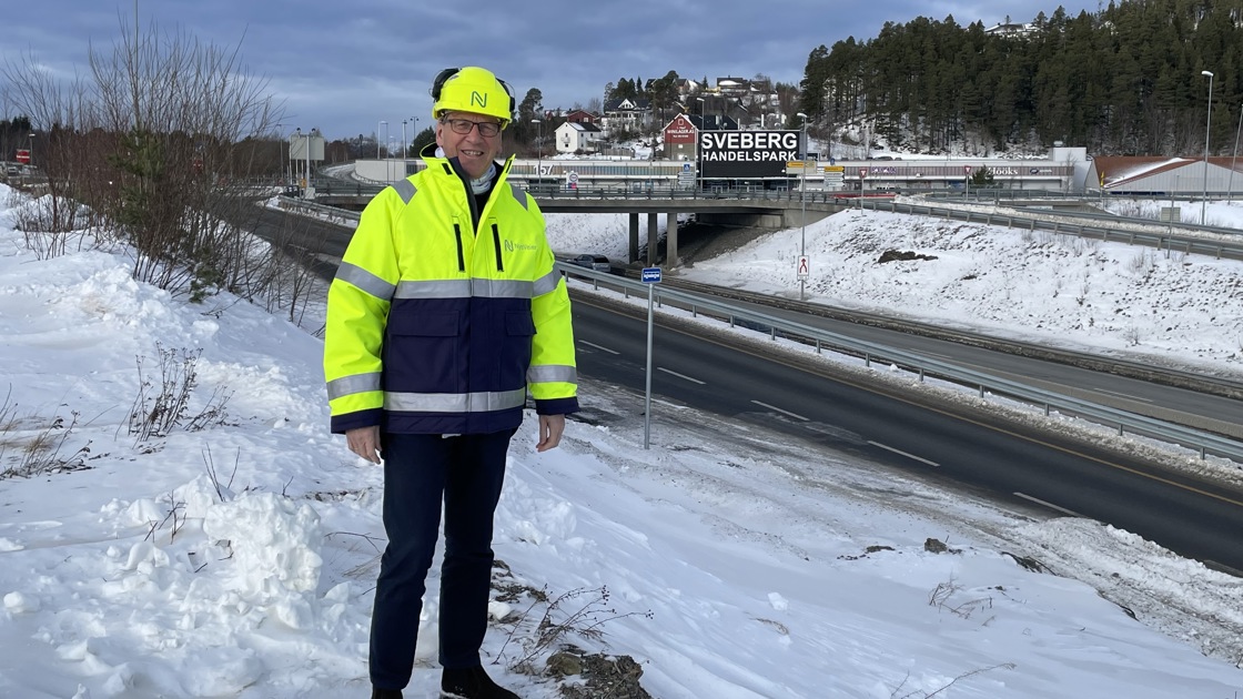 Prosjektsjef Magne Ramlo foran dagens E6 forbi Sveberg