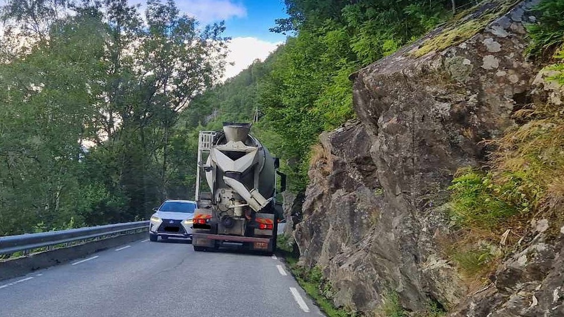 Rv13 smal vei, kjøretøy kan ikke møtes. Personbil møter lastebil.