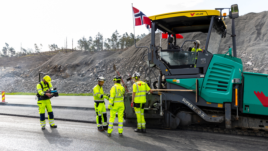 Sirkulær asfalt blir nå testet for første gang på vei med mye trafikk i Norge. Forskerne på asfalt kan ikke finne at dette er gjort på denne måten før andre steder i verden. Nye Veier tester ut bruk 