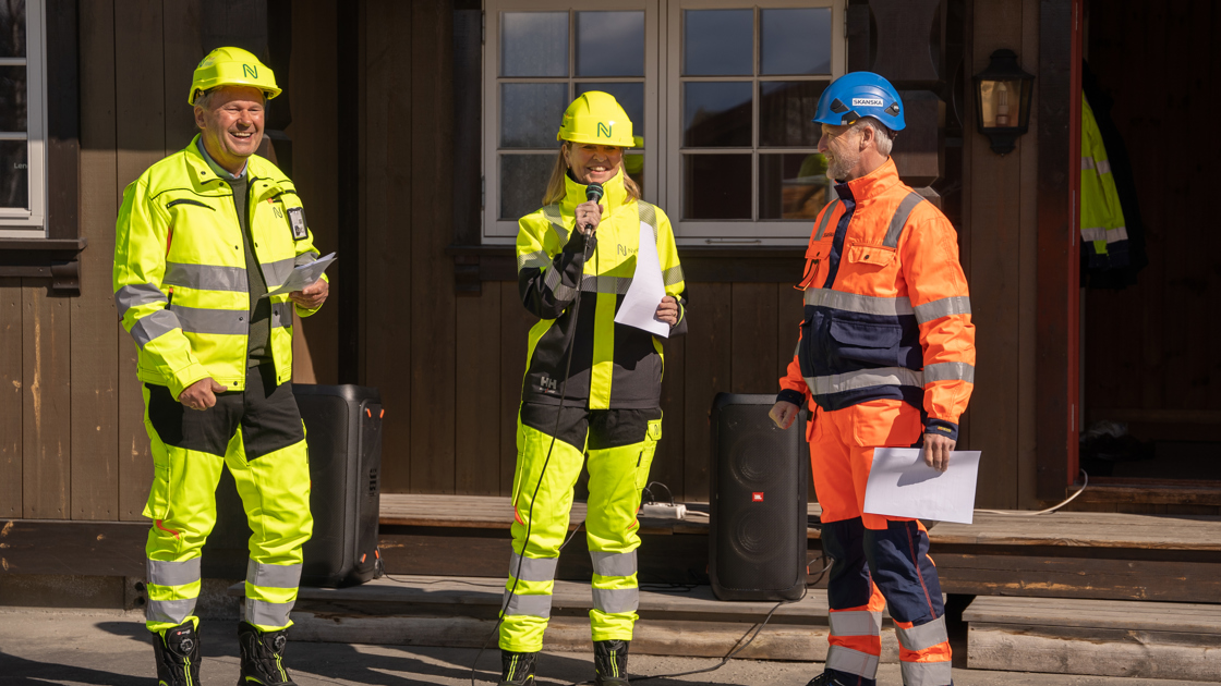 F.v Lars Bjørgård, prosjektsjef Nye Veier, Anette Aanesland, adm.dir Nye Veier og Stein Ivar Hellestad, konsensjef Skanska.