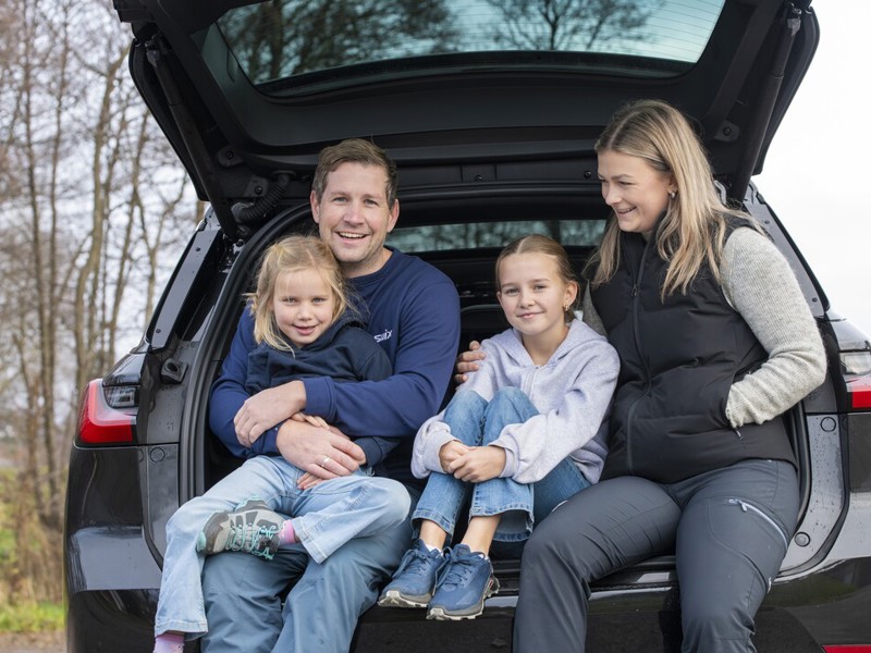 Familie som sitter i bagasjerom