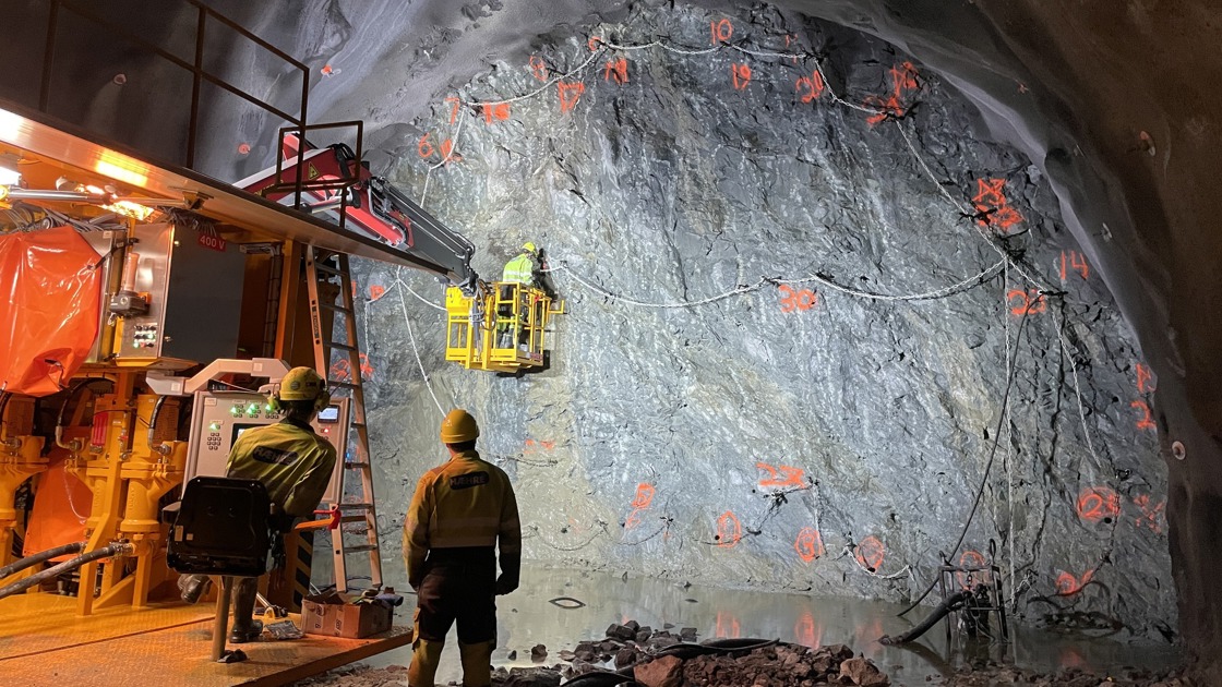 Tunnelmskin som jobber på stuffen i tunnel