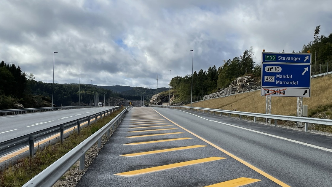Nye Veier og Hæhre Entreprenør AS har signert avtalen som markerer byggestart for utbygging av E39 mellom Mandalskrysset og Blørstad i Lindesnes kommune.
